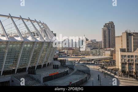 Kiev, Ukraine - 23 février 2023: Centre-ville avec le complexe sportif national d'Olimpiyskiy dans le district de Pechersk à Kiev. Trinity Square dans le Banque D'Images