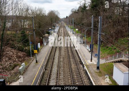 Uccle, région de Bruxelles-capitale, Belgique, 4 mars 2023 - voies ferrées doubles et platofrm de la gare locale de Saint Job Banque D'Images