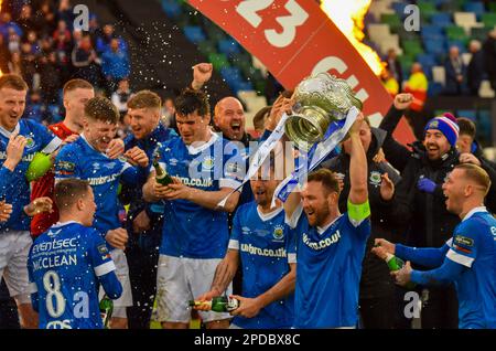 Jamie Mulgrew, joueur de Linfield FC, lève la coupe de la Ligue. Finale de la coupe BetMcLean 2023, Linfield vs Coleraine. Stade national de Windsor Park, Belfast. Banque D'Images