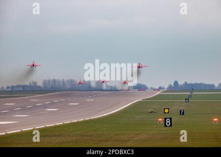 RAF Red Arrow décollage à RAF Waddington. Banque D'Images