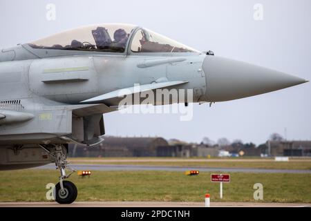 RAF Typhoon au sol pour le lancement à RAF Coningsby pendant l'exercice Cobra Warrior 2023. Banque D'Images