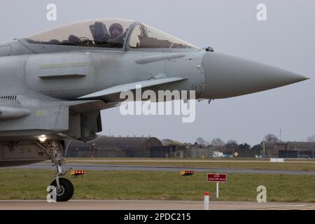 RAF Typhoon au sol pour le lancement à RAF Coningsby pendant l'exercice Cobra Warrior 2023. Banque D'Images