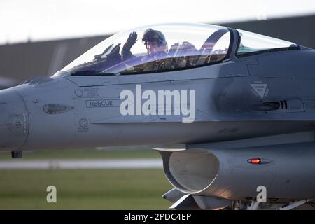 Le pilote F-16 de la Force aérienne belge a donné des signes aux photographes de la RAF Waddington lors de l'exercice Cobra Warrior 2023. Banque D'Images
