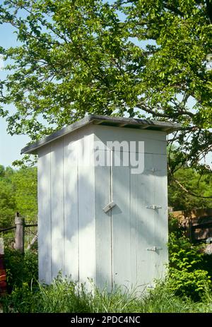 Un pendant peint Outhouse ou privvy dans une arrière-cour rurale, été, Vermont, États-Unis Banque D'Images