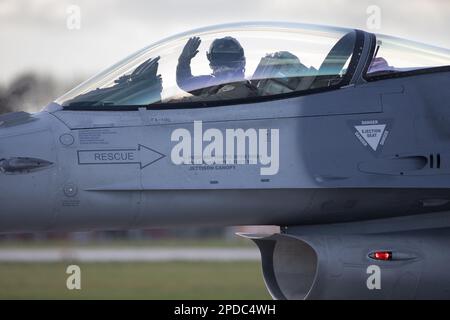 Le pilote F-16 de la Force aérienne belge a donné des signes aux photographes de la RAF Waddington lors de l'exercice Cobra Warrior 2023. Banque D'Images