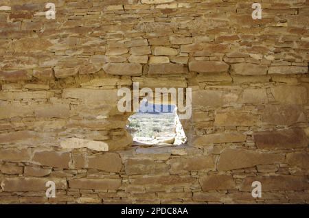 Chaco Canyon ancien mur de ruines avec trou Hungo Pavi Banque D'Images