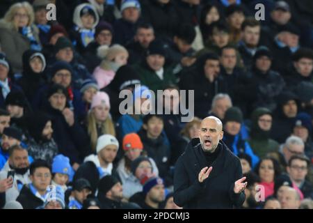Manchester, Royaume-Uni. 14th mars 2023. Football: Ligue des Champions, Manchester City - RB Leipzig, knockout round, Round de 16, deuxième jambe au Etihad Stadium, l'entraîneur de Manchester City PEP Guardiola réagit sur la touche. Credit: Parnaby Lindsey/dpa/Alamy Live News Banque D'Images
