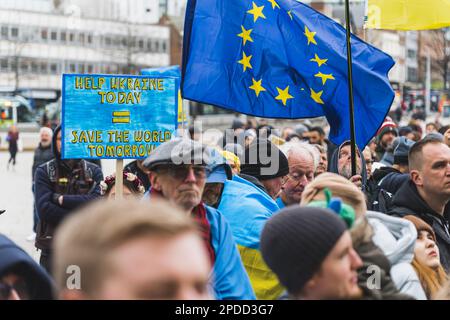 02.28.2023 - Nottingham, Royaume-Uni - des manifestants avec des bannières ukrainiennes et des drapeaux de l'UE protestent contre l'invasion russe en Ukraine. Photo de haute qualité Banque D'Images