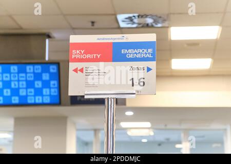 Buenos Aires, Argentine, 18 novembre 2022 : signalisation aux portes d'embarquement de l'aéroport international Jorge Newbery. Banque D'Images