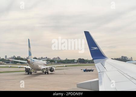 Buenos Aires, Argentine, 18 novembre 2022: Vue sur l'aérodrome et l'avion depuis la fenêtre d'un Boeing 737-700 d'Aerolineas Argentinas à l'embarquement Banque D'Images