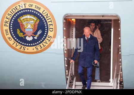 Los Angeles, États-Unis. 14th mars 2023. Le président Joe Biden arrive à l'aéroport international de Los Angeles. (Photo de Ringo Chiu/SOPA Images/Sipa USA) crédit: SIPA USA/Alay Live News Banque D'Images