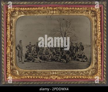 Groupe de 26 soldats non identifiés dans des uniformes de l'Union avec des bayoneteaux empilés devant l'arbre. Liljenquist Family Collection of civil War Photographs , série de photos FAmbrotype/Tintype , pp/liljunion. Etats-Unis d'Amérique, Armée, peuple, 1860-1870, soldats, Union, 1860-1870, uniformes militaires, Union, 1860-1870, Fusils, 1860-1870, baïonnettes, 1860-1870, États-Unis, Histoire, Guerre civile, 1861-1865, personnel militaire, Union. Banque D'Images