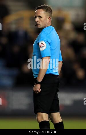 Londres, Royaume-Uni. 14th mars 2023. Arbitre, David Webb vu lors du match de championnat EFL Sky Bet entre Millwall et Swansea City à la Den, Londres, Angleterre, le 14 mars 2023. Photo de Carlton Myrie. Utilisation éditoriale uniquement, licence requise pour une utilisation commerciale. Aucune utilisation dans les Paris, les jeux ou les publications d'un seul club/ligue/joueur. Crédit : UK Sports pics Ltd/Alay Live News Banque D'Images