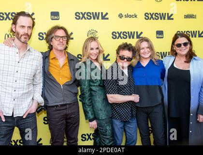 AUSTIN, TEXAS - MARS 14:(L - R) Will Cohen, Davis Guggenheim, Tracy Pollan, Michael J. Fox, Annetta Marion et Nelle Fortenberry assistent à la première régionale de 'Still: A Michael J. Fox Movie' au Paramount Theatre pendant la conférence et le festival SXSW sur 14 mars 2023 à Austin, Texas en 2023. (Photo de Maggie Boyd/SipaUSA) crédit: SIPA USA/Alay Live News Banque D'Images