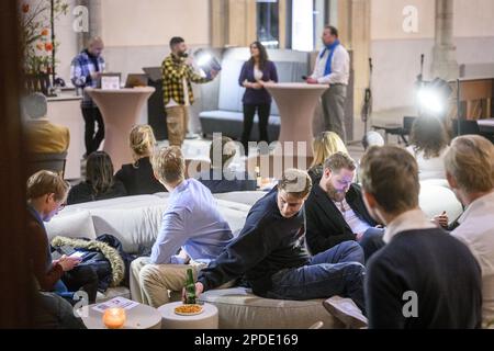 ZWOLLE - les politiciens d'Overijssel dans un débat avec les jeunes de l'Académie de la Maison Grote Kerk. Six partis politiques d'Overijssel parlent aux jeunes à la veille des élections provinciales. ANP EMIEL MUIJDERMAN pays-bas sortie - belgique sortie Banque D'Images