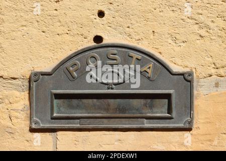 Une boîte aux lettres ornée dans la façade - en pierre locale - d'une maison privée à Xaghra, Gozo, Malte, juin 2022. Banque D'Images