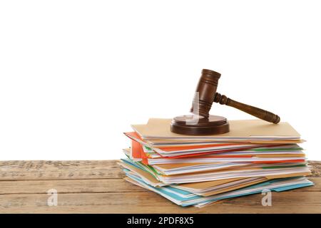Pile de différents fichiers avec documents et gavel sur table en bois sur fond blanc. Espace pour le texte Banque D'Images