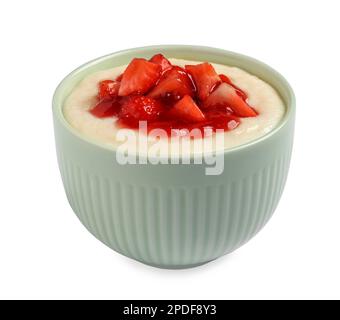 Délicieux pudding de semoule aux fraises et à la confiture, isolé sur du blanc Banque D'Images