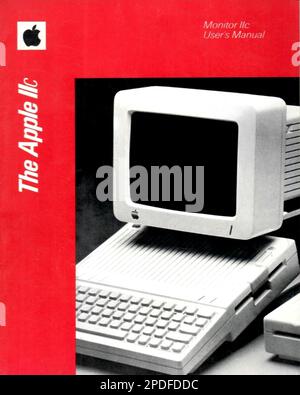 1984 , Etats-Unis : l'APPLE 2C avec moniteur , couverture du manuel d'installation . Un des premiers modèles de Steve JOBS, célèbre inventeur ( Steven Paul , 1955 - 2011 ). Steve Jobs était un magnat américain des affaires , un designer industriel , un investisseur et un propriétaire de médias fondateur de la société APPLE . PHOTOGRAPHE INCONNU .- INFORMATICA - INFORMATICO - INFORMATIQUE - INFORMATIQUE - INVENTORE - INVENTEUR - GENIO - GENIUS - HISTOIRE - TECNOLOGIA - THECNOLOGY - FOTO STORICHE - ORDINATEUR PERSONNEL - PC - SCHERMO VIDEO - TASTIERA - COPERTINA MANOLIE DI ISTRUZIONE ISTRUZIONI - ARCHIVIO VALLEY --- Banque D'Images