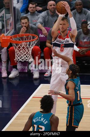 Washington, États-Unis. 14th avril 2023. WASHINGTON, DC - MARS 14: Centre des Wizards de Washington Kristaps Porzingis (6) pour un score lors d'un match NBA entre les Wizards de Washington et les pistons de Detroit, sur 14 mars 2023, à la Capital One Arena, à Washington, DC. (Photo de Tony Quinn/SipaUSA) crédit: SIPA USA/Alay Live News Banque D'Images