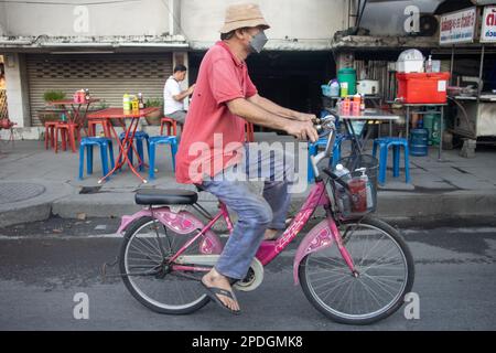 SAMUT PRAKAN, THAÏLANDE, 28 2023 JANVIER, Un homme à vélo dans la rue de la ville. Banque D'Images