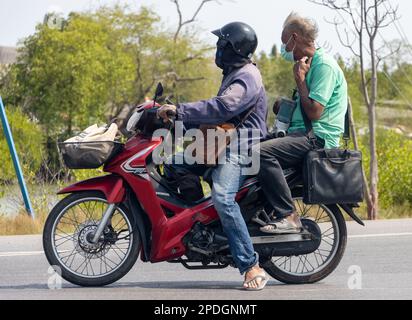 BANGKOK, THAÏLANDE, FÉVRIER 07 2023, Deux tours pour hommes en moto Banque D'Images