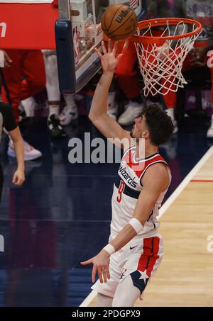 Washington, États-Unis. 14th avril 2023. WASHINGTON, DC - MARS 14: Washington Wizards avance Deni Avdija (9) pour un facile pendant un match de la NBA entre les Washington Wizards et les Detroit pistons, sur 14 mars 2023, à la Capital One Arena, à Washington, DC. (Photo de Tony Quinn/SipaUSA) crédit: SIPA USA/Alay Live News Banque D'Images