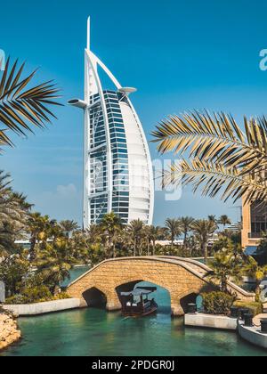 Vue sur Burj Al Arab depuis Souk Madinat Jumeirah à Dubaï, marché de bazar arabe traditionnel, Émirats arabes Unis Banque D'Images