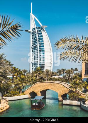 Vue sur Burj Al Arab depuis Souk Madinat Jumeirah à Dubaï, marché de bazar arabe traditionnel, Émirats arabes Unis Banque D'Images