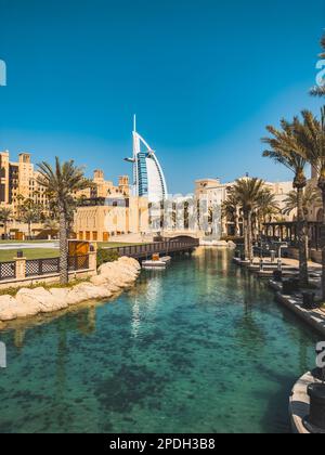Vue sur Burj Al Arab depuis Souk Madinat Jumeirah à Dubaï, marché de bazar arabe traditionnel, Émirats arabes Unis Banque D'Images
