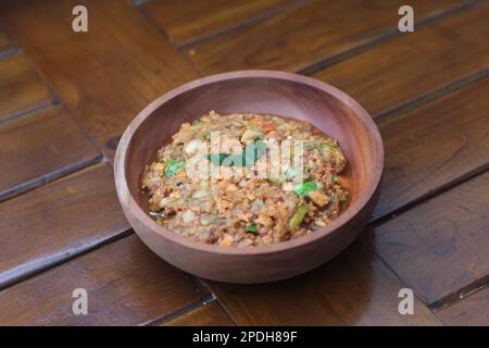 Un gros plan de Rujak Bebek ou de fruits écrasés à partir de fruits crus écrasés dans un mortier et un pilon et ajoutés avec de la pâte de crevettes, du Chili et du sucre brun Banque D'Images