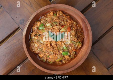 Un gros plan de Rujak Bebek ou de fruits écrasés à partir de fruits crus écrasés dans un mortier et un pilon et ajoutés avec de la pâte de crevettes, du Chili et du sucre brun Banque D'Images