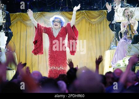 Dame Edna everage André Rieu en concert à l'Acer Arena. Sydney, Australie - 15.10.09 Banque D'Images