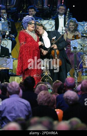 Dame Edna everage André Rieu en concert à l'Acer Arena. Sydney, Australie - 15.10.09 Banque D'Images