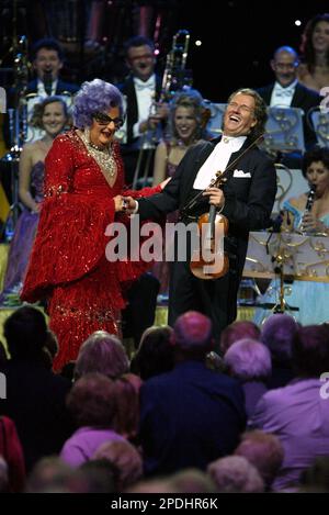 Dame Edna everage André Rieu en concert à l'Acer Arena. Sydney, Australie - 15.10.09 Banque D'Images