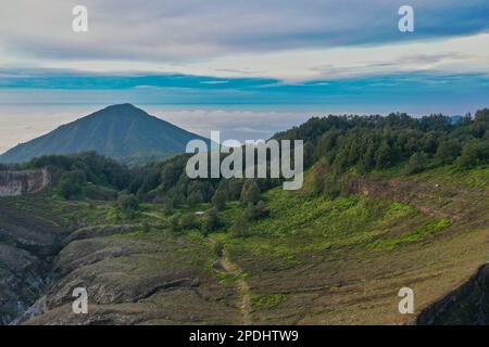 Vue panoramique sur le paysage arboré près du volcan Mont Kelimutu à Ende sur Flores, en arrière-plan une montagne verdoyante. Banque D'Images