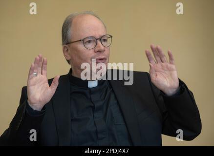 Trèves, Allemagne. 07th mars 2023. L'évêque Stephan Ackermann de Trèves parle dans une interview avant son anniversaire de 60th. Sur 20 mars, le natif d'Eifel atteint 60 ans. (Au texte de dpa: 'Am a modéré reformer' - Trier Bishop Ackermann a 60 ans) Credit: Harald Tittel/dpa/Alay Live News Banque D'Images