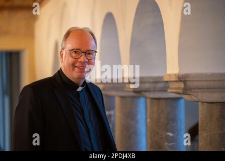 Trèves, Allemagne. 07th mars 2023. L'évêque Stephan Ackermann de Trèves pose dans un couloir de la Maison de l'évêque. Sur 20 mars, le natif d'Eifel a 60 ans. (Au texte de dpa: 'Am a modéré reformer' - Trier Bishop Ackermann a 60 ans) Credit: Harald Tittel/dpa/Alay Live News Banque D'Images