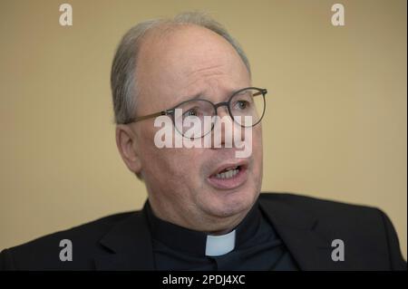 Trèves, Allemagne. 07th mars 2023. L'évêque Stephan Ackermann de Trèves parle dans une interview avant son anniversaire de 60th. Sur 20 mars, le natif d'Eifel atteint 60 ans. (Au texte de dpa: 'Am a modéré reformer' - Trier Bishop Ackermann a 60 ans) Credit: Harald Tittel/dpa/Alay Live News Banque D'Images