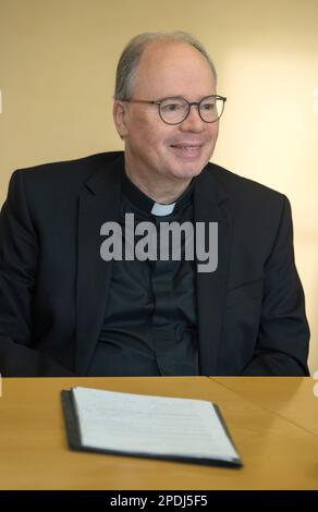 Trèves, Allemagne. 07th mars 2023. L'évêque Stephan Ackermann de Trèves parle dans une interview avant son anniversaire de 60th. Sur 20 mars, le natif d'Eifel atteint 60 ans. (Au texte de dpa: 'Am a modéré reformer' - Trier Bishop Ackermann a 60 ans) Credit: Harald Tittel/dpa/Alay Live News Banque D'Images