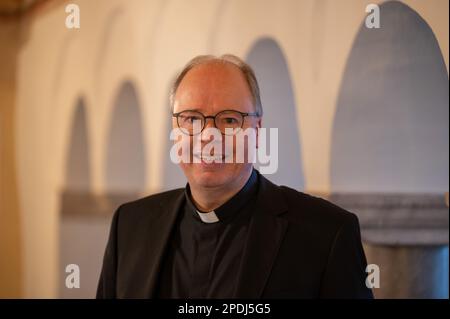 Trèves, Allemagne. 07th mars 2023. L'évêque Stephan Ackermann de Trèves pose dans un couloir de la Maison de l'évêque. Sur 20 mars, le natif d'Eifel a 60 ans. (Au texte de dpa: 'Am a modéré reformer' - Trier Bishop Ackermann a 60 ans) Credit: Harald Tittel/dpa/Alay Live News Banque D'Images