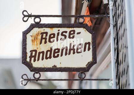 Signez sur un magasin de la vieille ville de Goslar avec l'inscription allemande Reiseandenken. Traduction : souvenir de voyage Banque D'Images