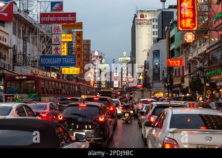 Bangkok, Thaïlande - 19 janvier 2023: Trafic sur la route de Yaowarat à Bangkok, Thaïlande. Banque D'Images