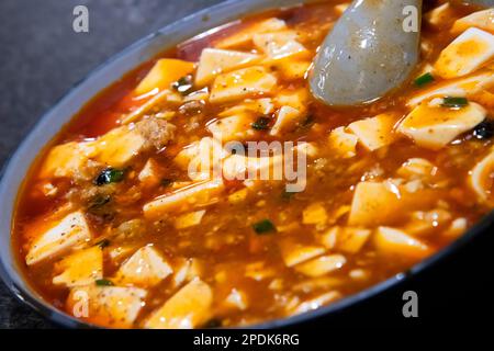 Restaurant chinois, Spicy Mapo tofu, un plat chinois populaire de la province du Sichuan. Hong Kong, Chine. Banque D'Images