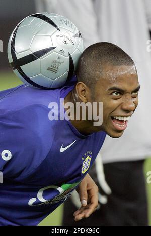 International Soccer - Friendly - Portugal v Brazil. Roque Junior, Brazil  Stock Photo - Alamy