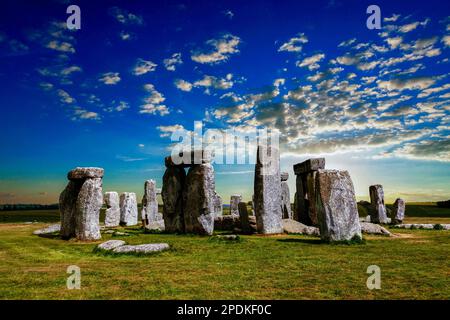 Stonehenge, monument néolithique ancien cercle de pierres debout, site classé au patrimoine mondial de l'UNESCO, Wiltshire, Angleterre, Royaume-Uni, Europe Banque D'Images