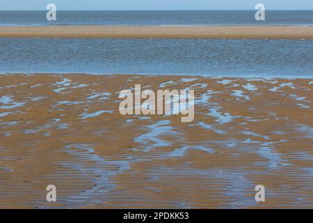 Eau et sable sur une plage de la mer du Nord - motifs, textures, structures Banque D'Images