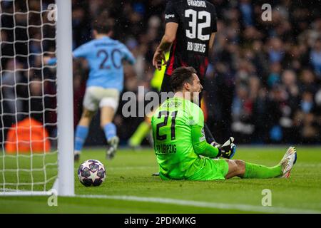 Manchester, Royaume-Uni. 15th mars 2023. Janis Blaswich, gardien de but de Leipzig, semble abattu après que Erling Haaland de Manchester City ait terminé son deuxième but lors du match de football de l'UEFA Champions League Round of 16 2nd Leg entre Manchester City et Leipzig à Manchester, en Grande-Bretagne, sur 14 mars 2023. Credit: Xinhua/Alay Live News Banque D'Images