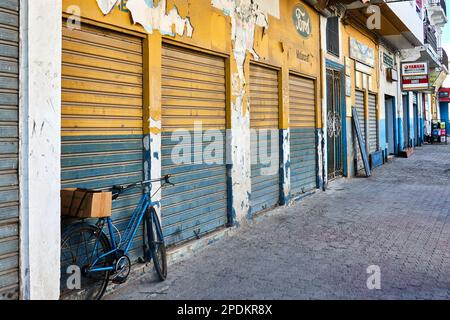 Monastir, Tunisie, 18 janvier 2023: Magasins fermés avec stores dans le souk de Monastir Banque D'Images