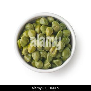 Vue de dessus des câpres pickled dans un bol en céramique isolé sur blanc Banque D'Images